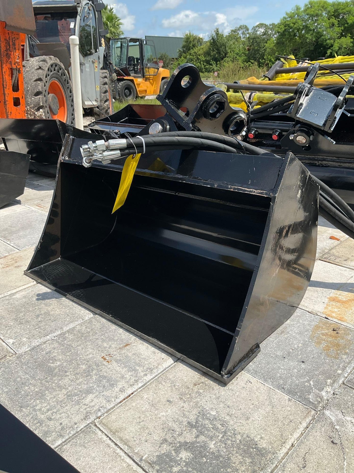 ( 1 ) UNUSED 2024 TITLING BUCKET ATTACHMENT FOR EXCAVATOR, APPROX 24in, 20917