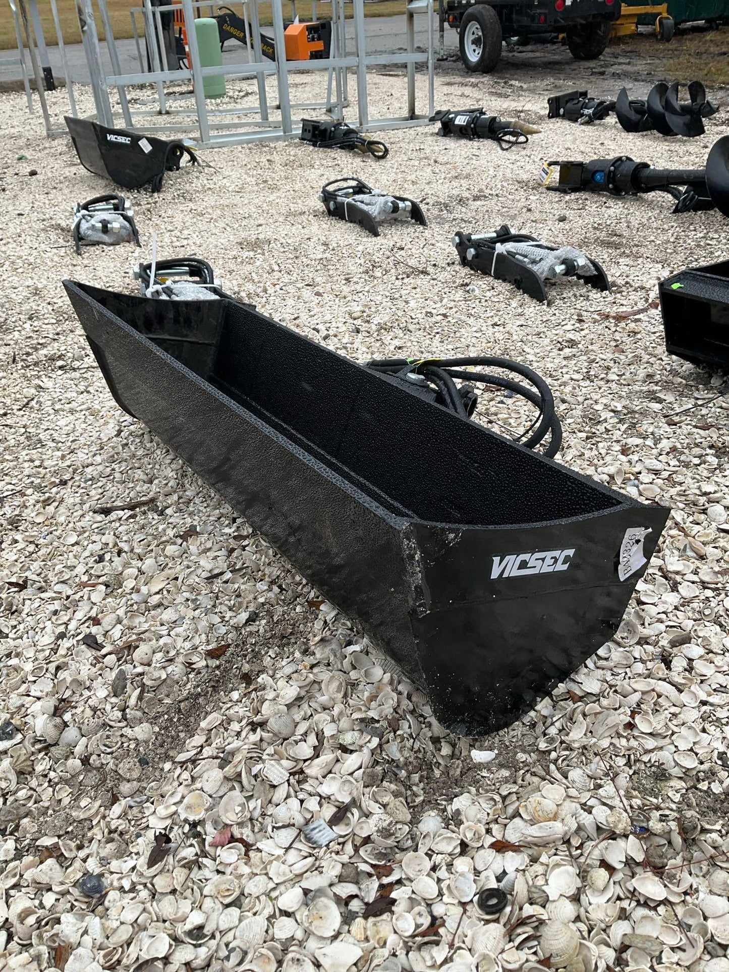 ( 1 ) 2024 UNUSED VICSEC TITLING BUCKET ATTACHMENT FOR EXCAVATOR, APPROX 40in 23357