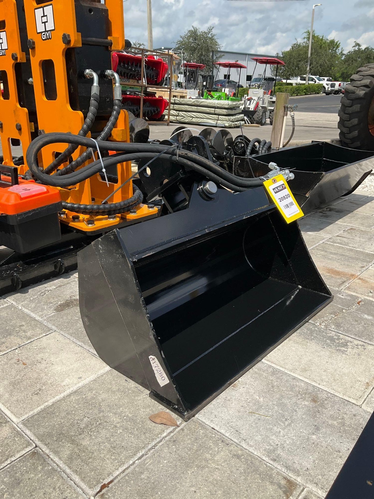( 1 ) UNUSED 2024 TITLING BUCKET ATTACHMENT FOR EXCAVATOR, APPROX 24in, 20920